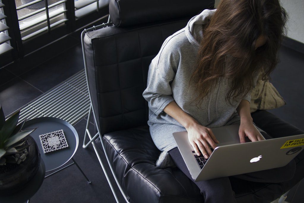 kobieta pracuje na laptopie 