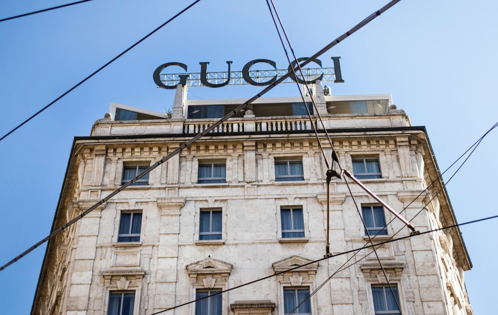 Gucci – jak powstało i funkcjonuje włoskie imperium modowe