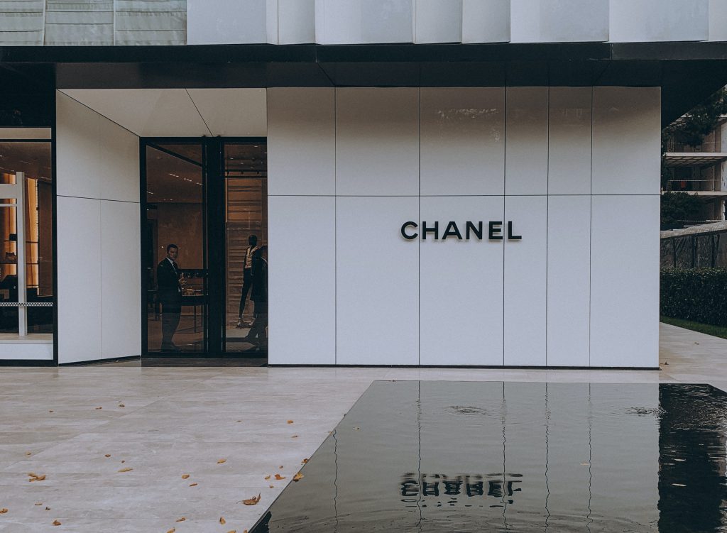 Chanel – Symbol Elegancji i Klasycznej Kobiecości